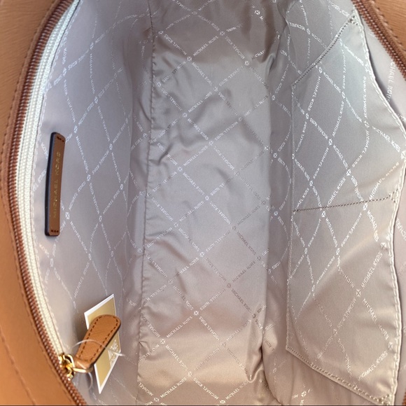 NWT Michael Kors Jet Set Chain Shoulder Tote & Wristlet Set - Picture 4 of 5